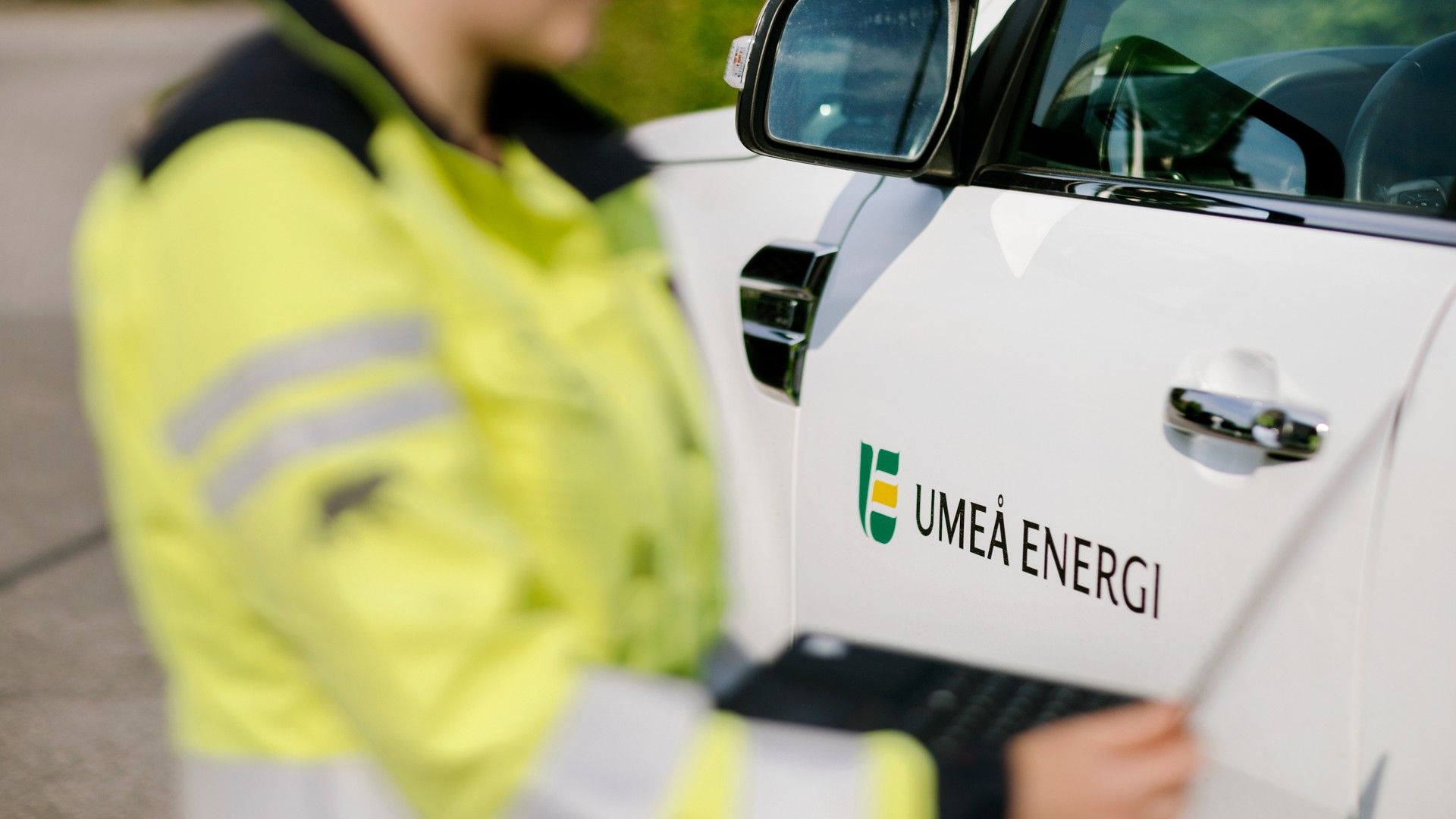Tekniker tittar på en laptop bredvid en av Umeå Energis beredskapsbilar