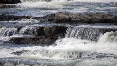 Forsande vatten som rinner över steniga avsatser