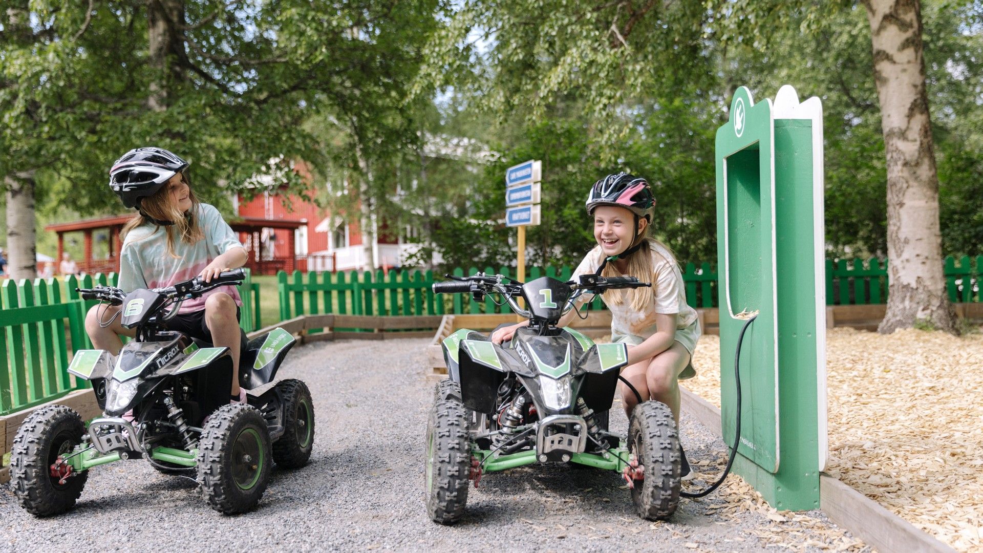Barn som tankar små elbilar vid Umeå Energicentrum.