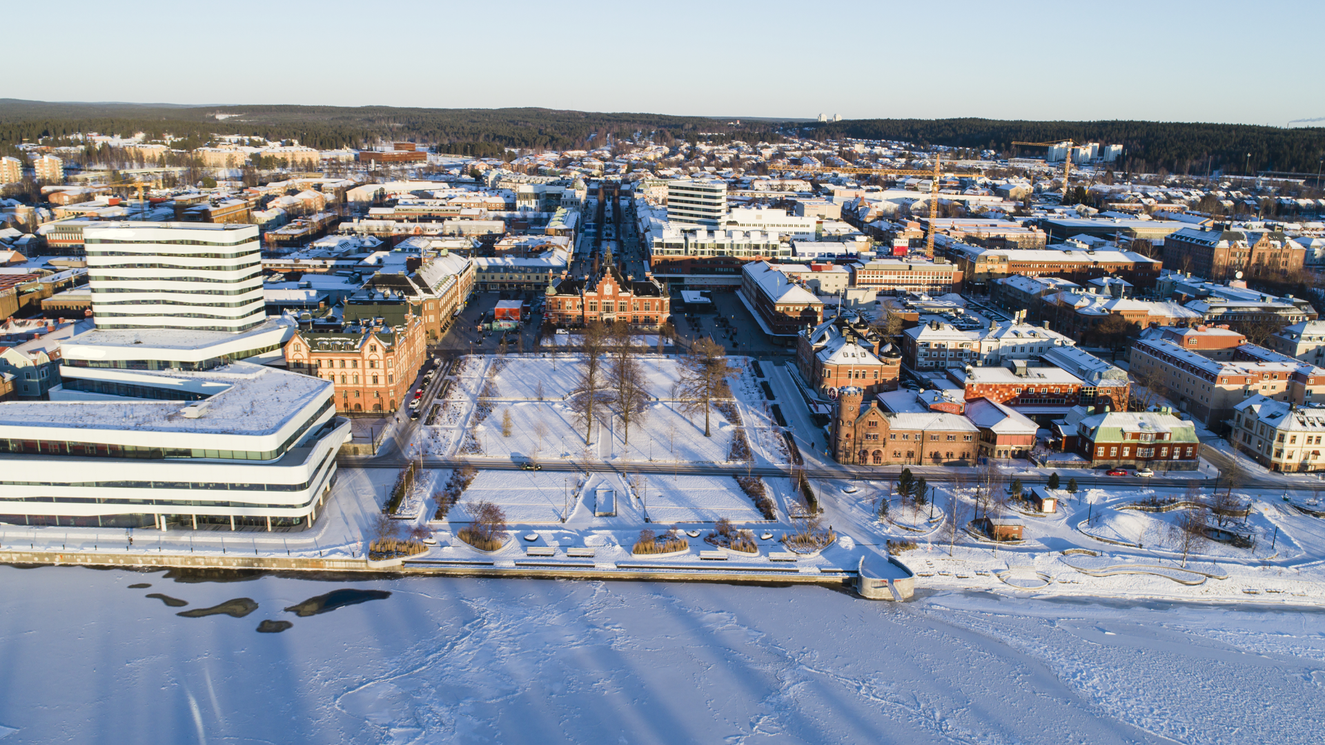 En flygbild av Umeåstad på vintern.