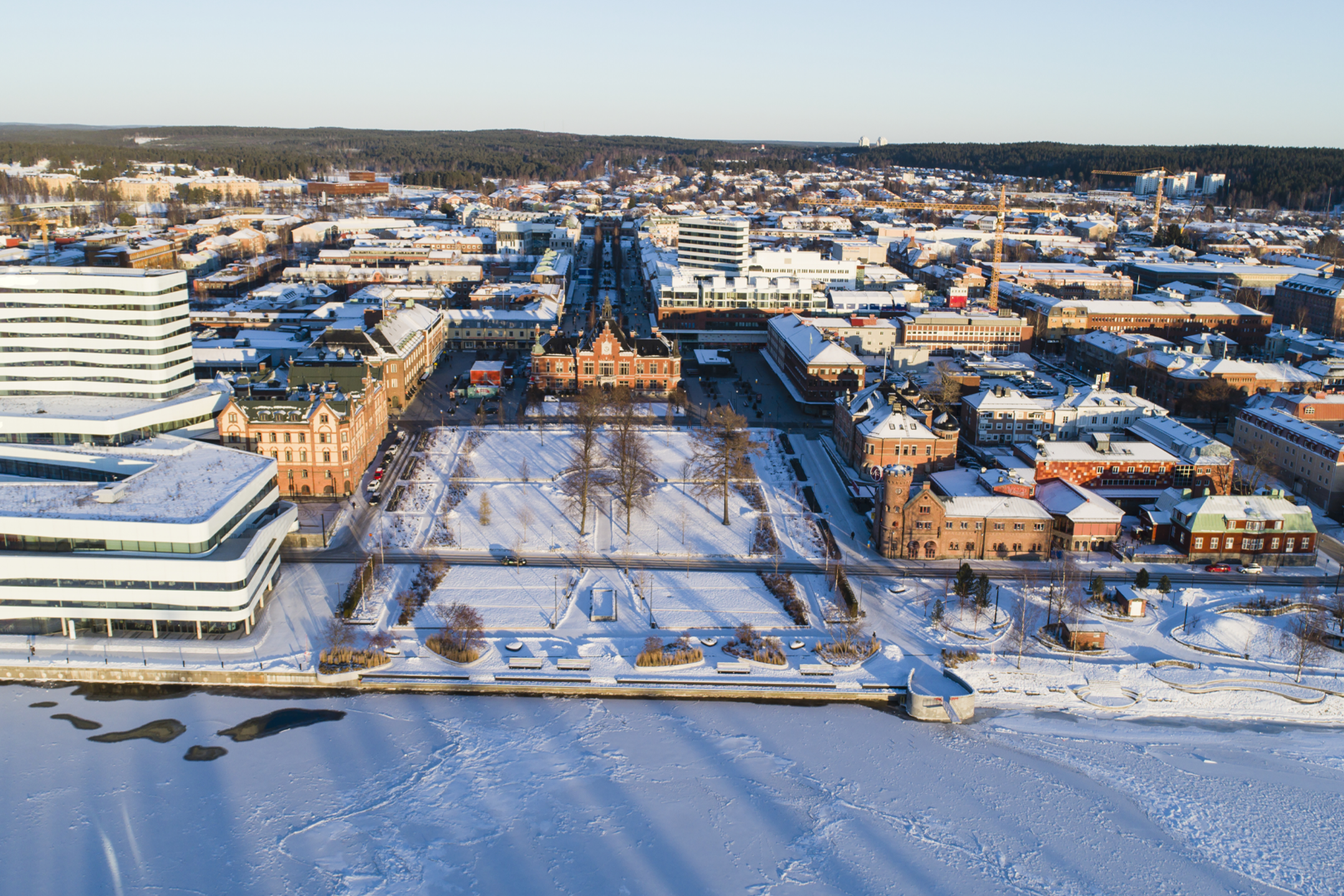En flygbild av Umeåstad på vintern.