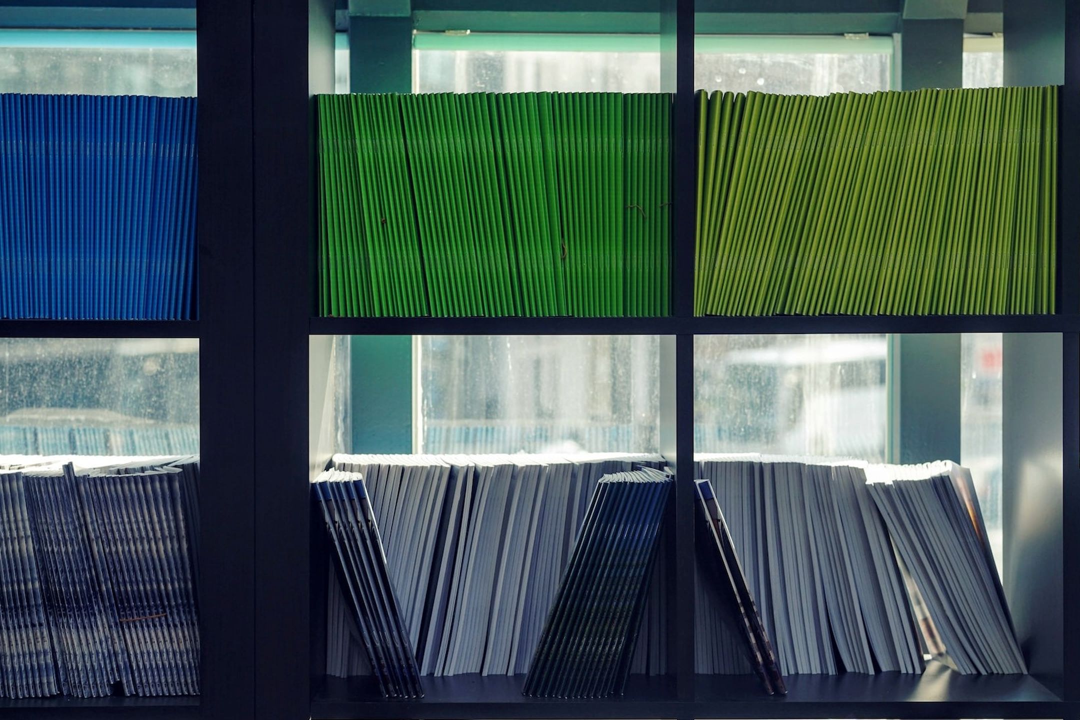 Ett utsnitt på en bokhylla full med färgglada böcker