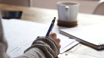 En hand i närbild som håller i en penna