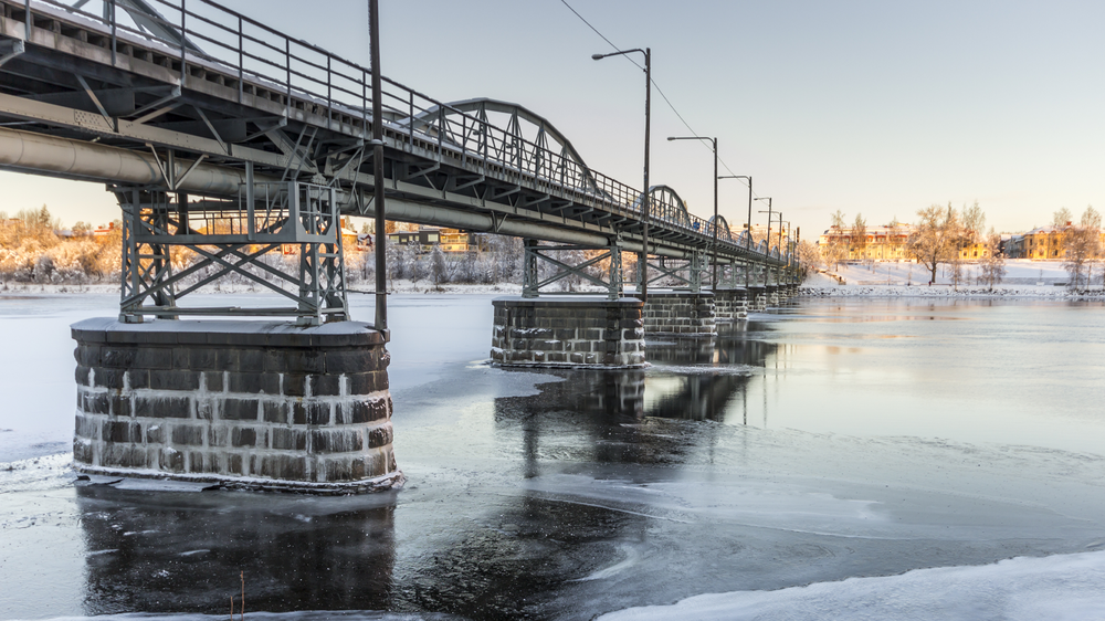 Gamla cykelbron i Umeå i vinterskrud.
