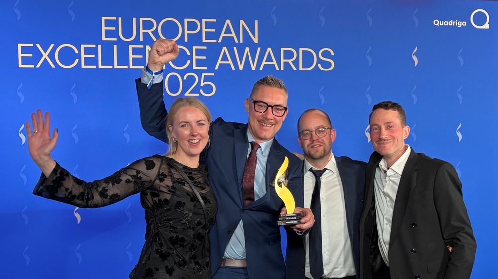 Glada personer från Umeå Energi tar emot kommunikationspris på gala i Berlin.