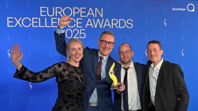 Glada personer från Umeå Energi tar emot kommunikationspris på gala i Berlin.