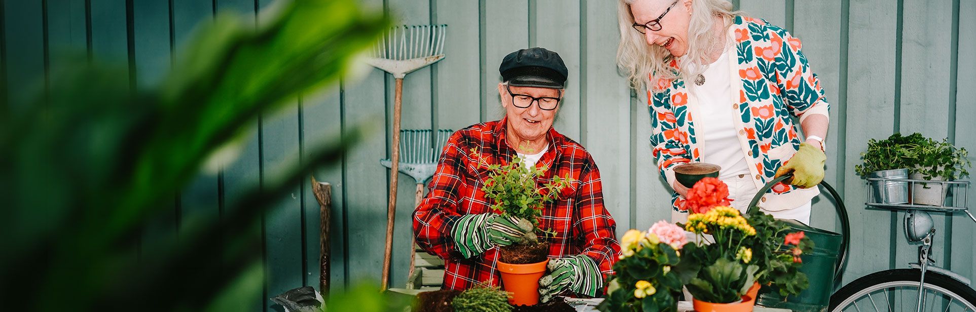 Två personer som arbetar med att plantera blommor.