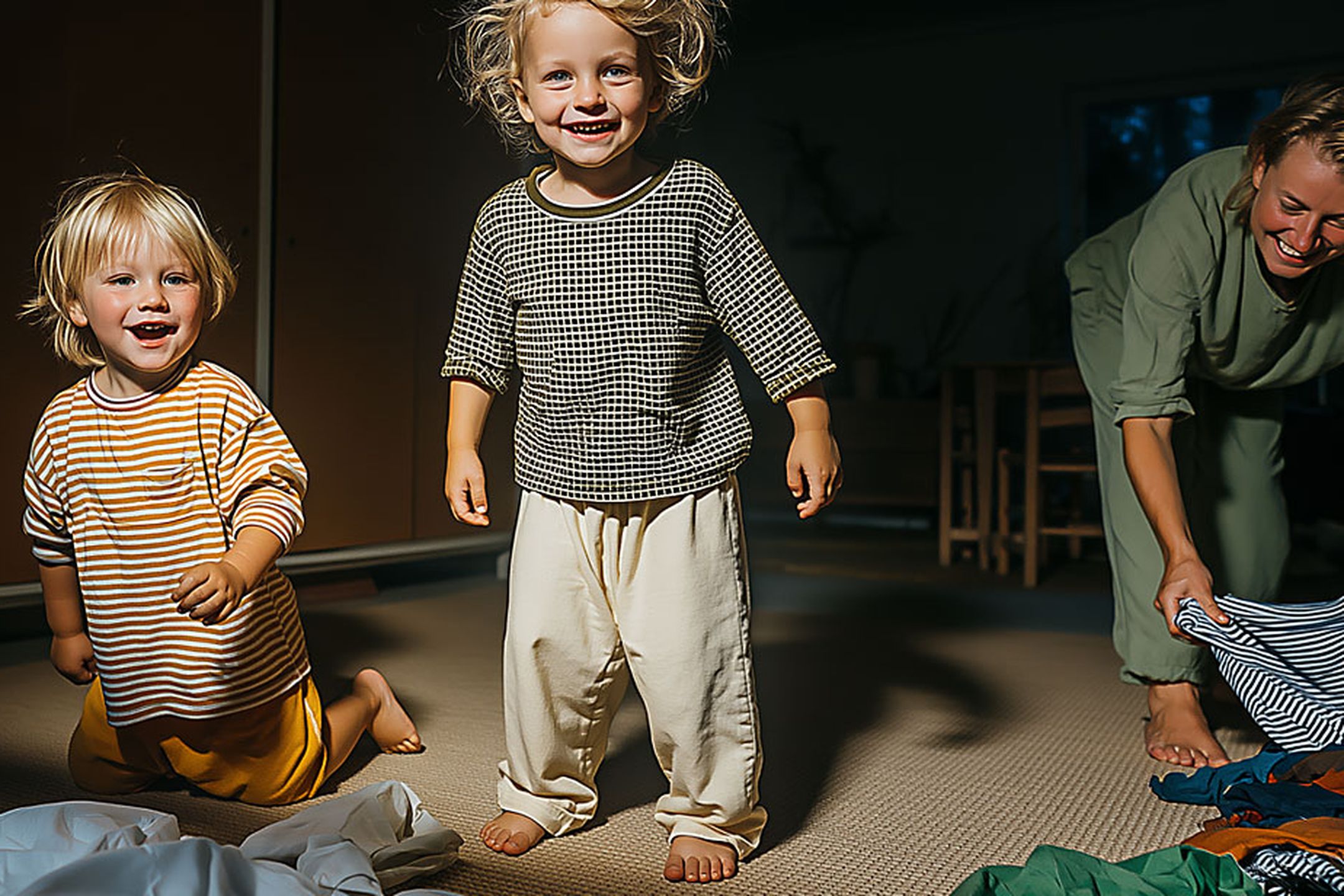 AI-genererad bild där två barn hoppar i en hög av kläder.
