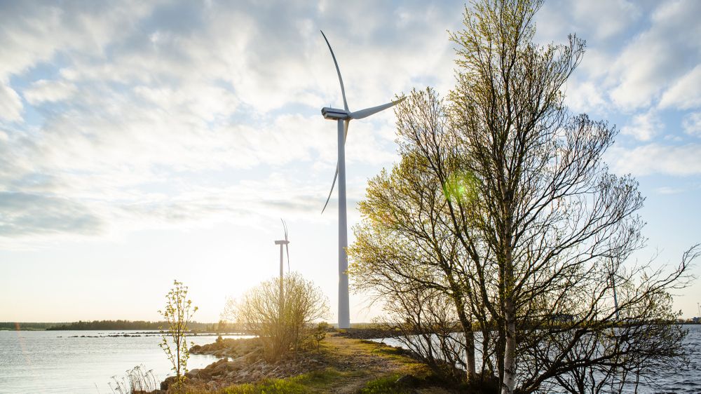 Vindkraftverk på landremsa i havet