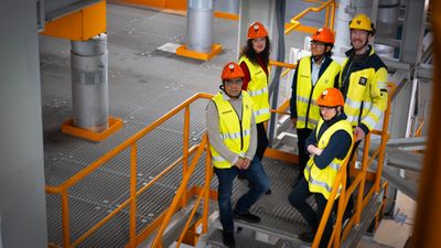 Projektmedlemmar från Umeå Energi och Umeå universitet i samtal i industrimiljö vid ett kraftvärmeverk.