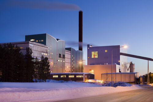 Vy över Dåva kraftvärmeverk, industribyggnad med skorsten