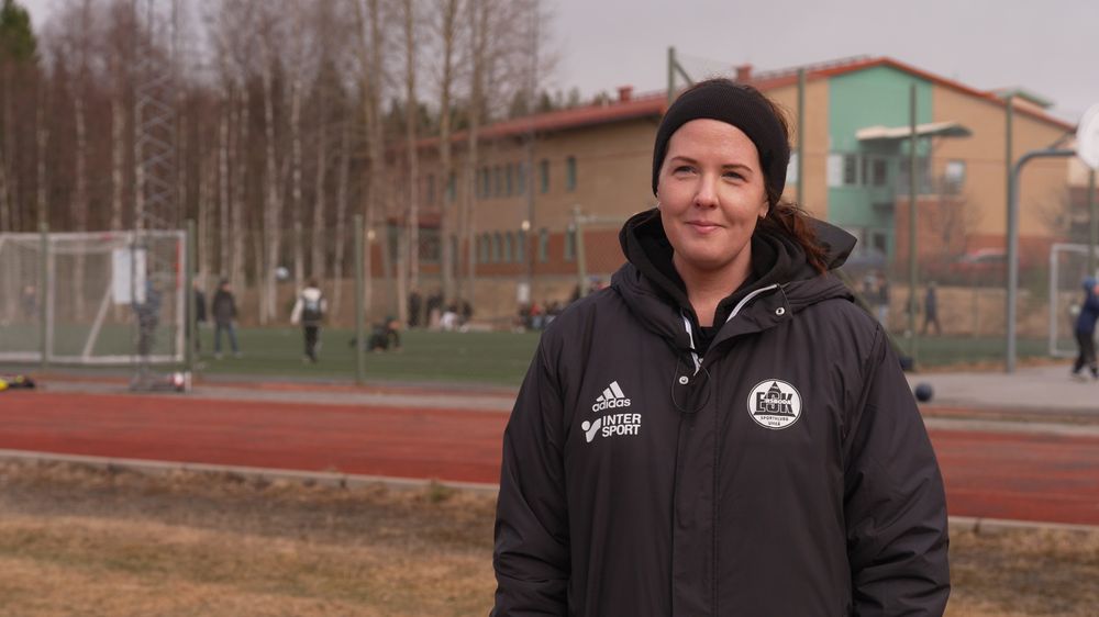 Person från Ersboda SK ler mot kameran efter att de emottagit pris som årets mest hållbara förening 2025.