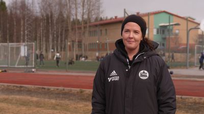 Person från Ersboda SK ler mot kameran efter att de emottagit pris som årets mest hållbara förening 2025.