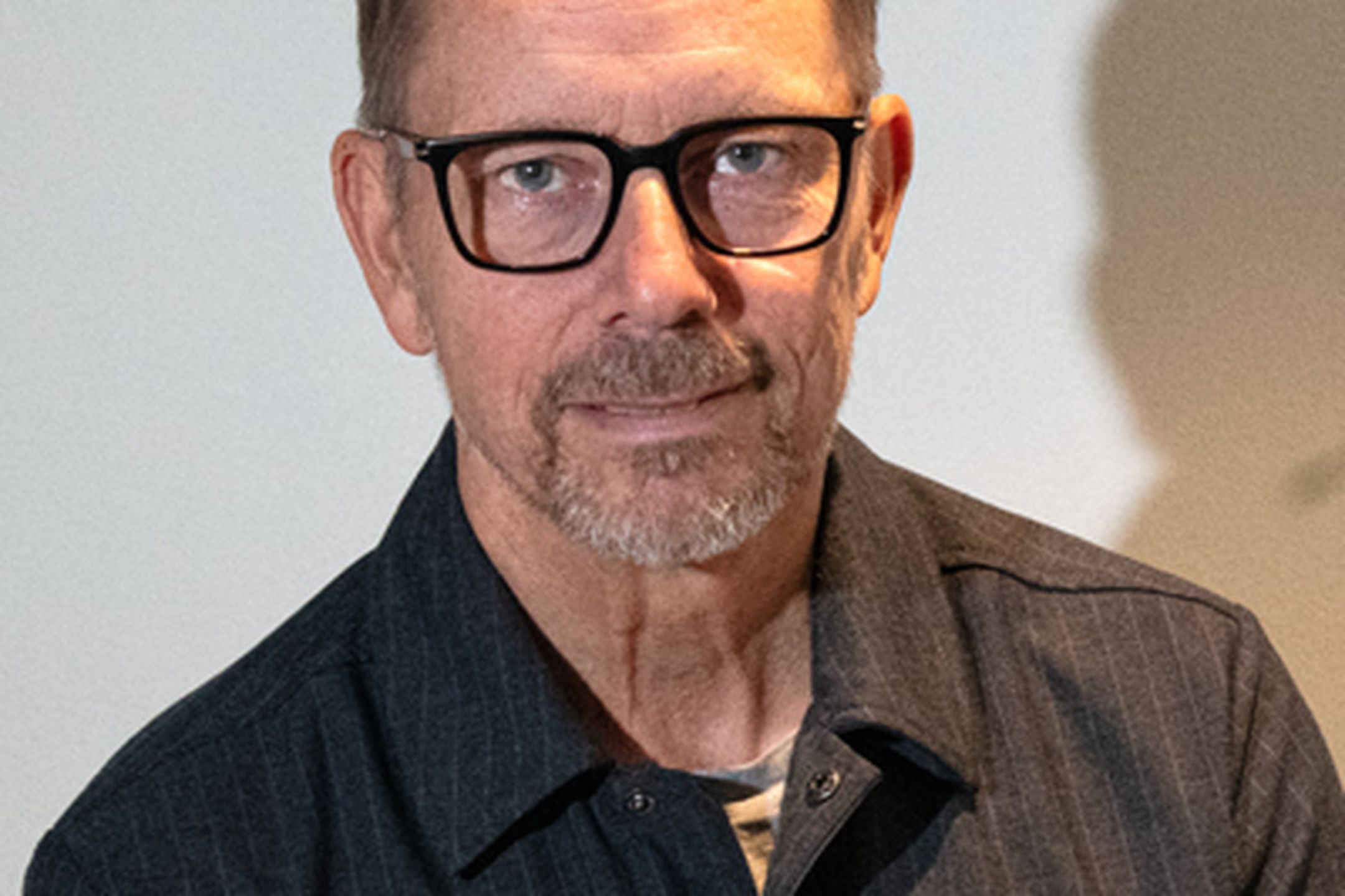 Person som tittar in i kameran.