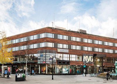 En bild på en fastighet i Umeås stadskärna där gallerian MVG huserar. Bilden är tagen fråb gågatan.