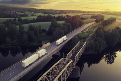 Bild med två lastbilar som kör över en bro