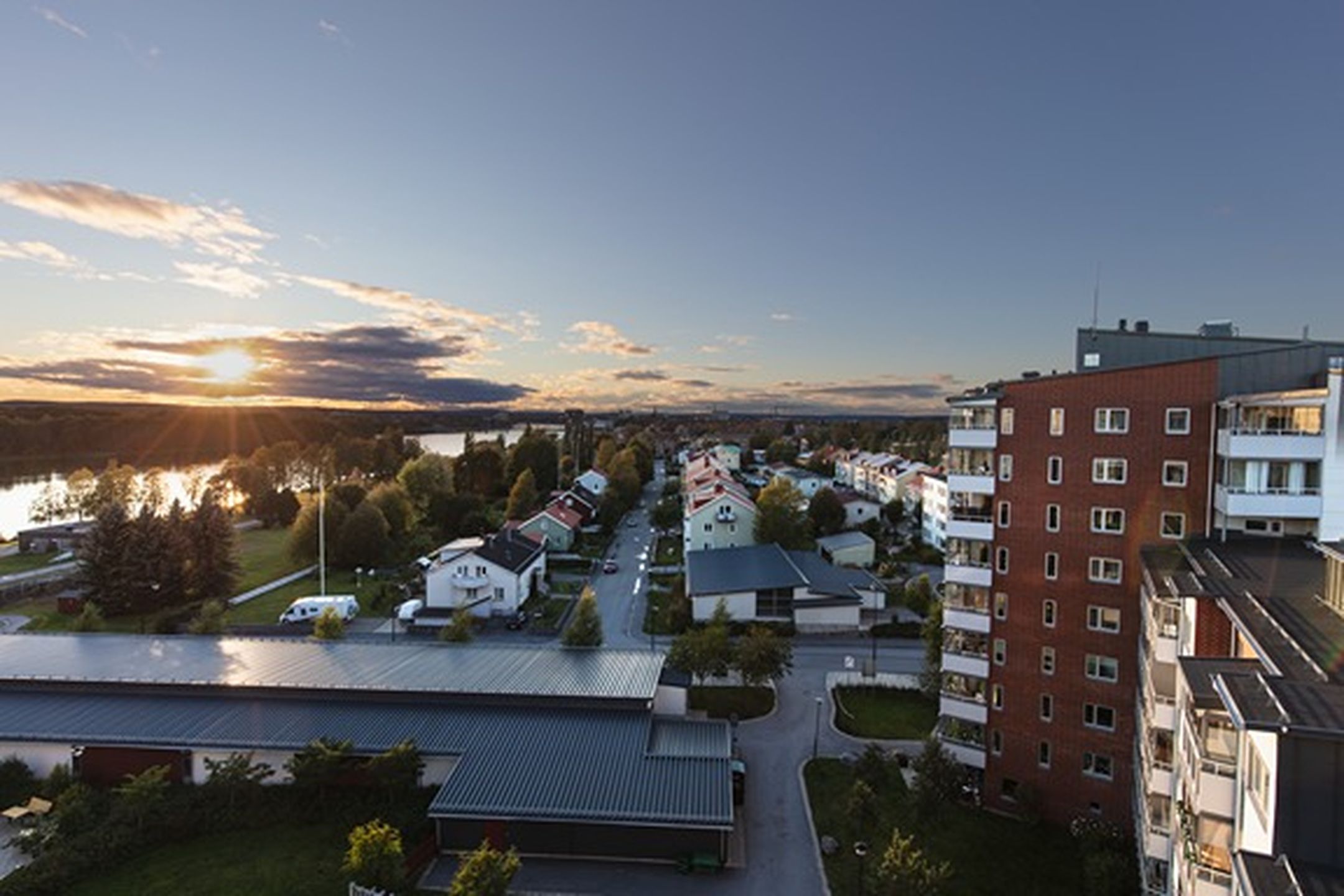 En vy över östra Umeå med lägenhetshus i förgrunden