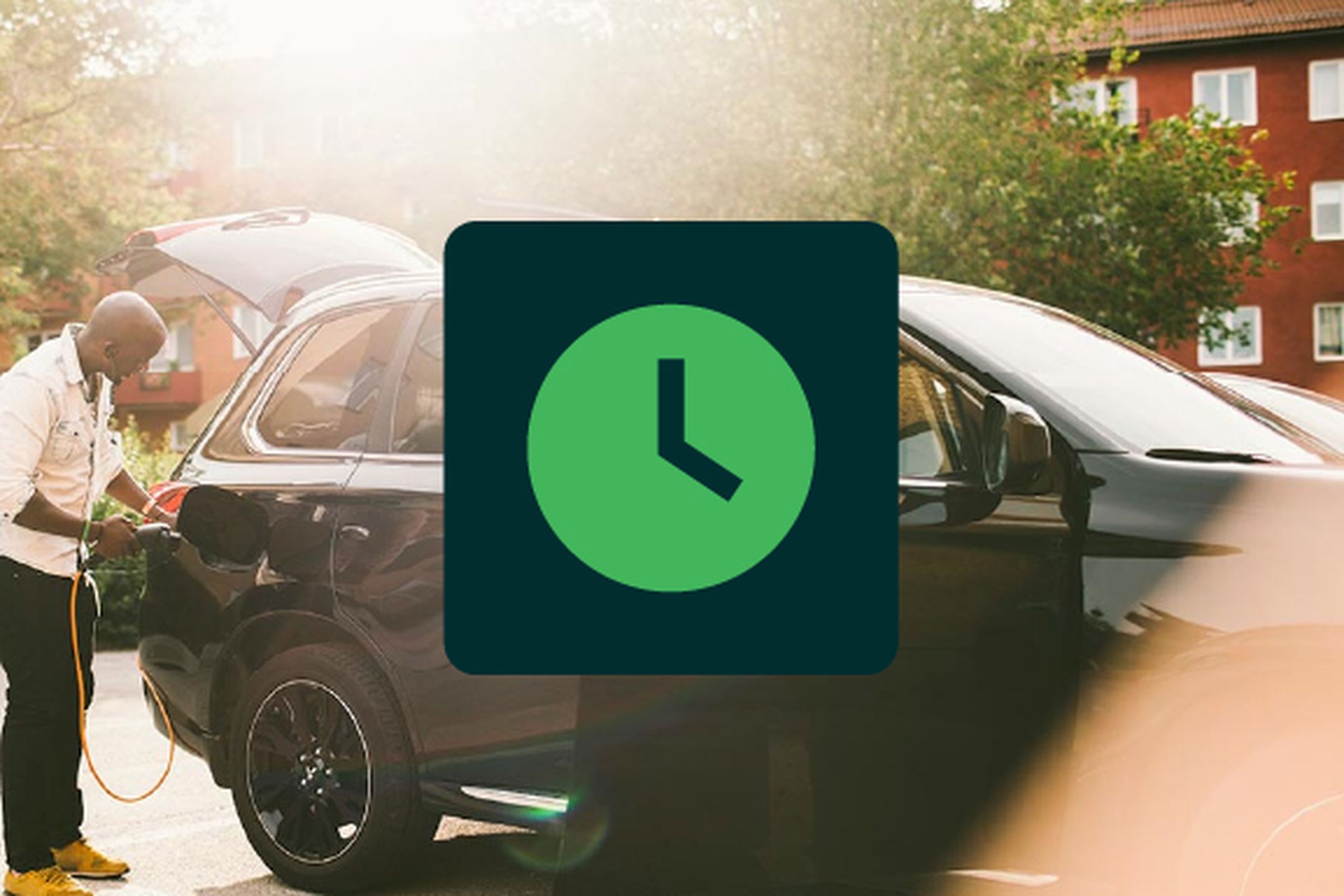 Person som laddar elbil med kvartspris symbol.