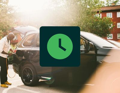 Person som laddar elbil med kvartspris symbol.