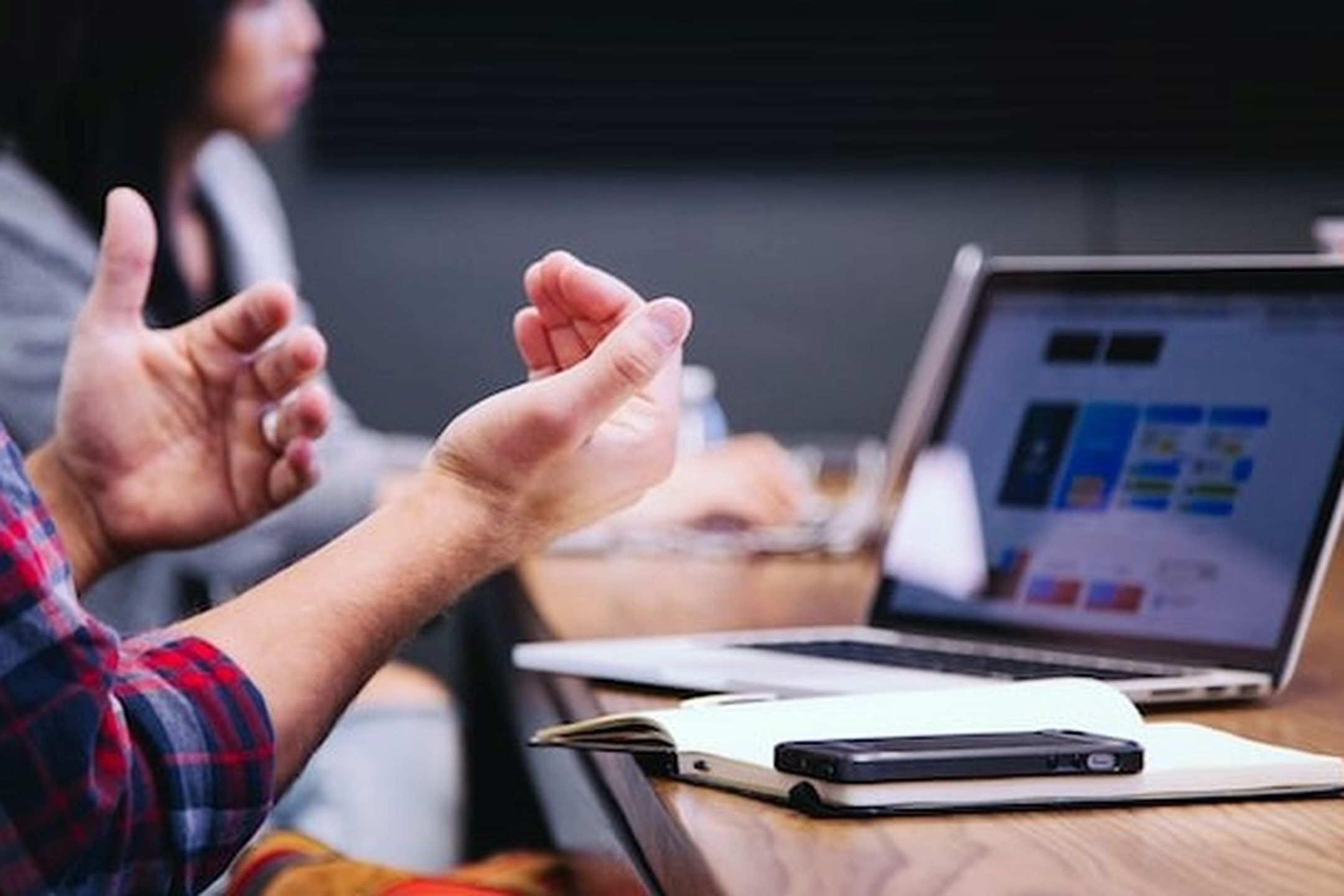 Person vid dator och anteckningsbok