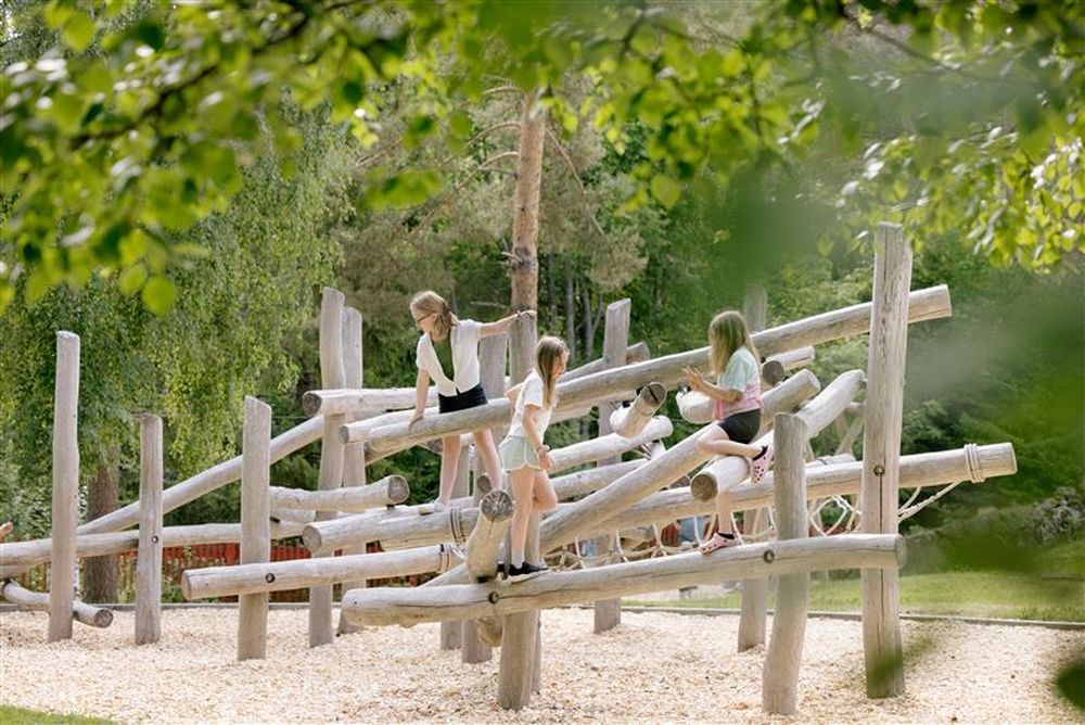 Personer som leker i lekpark.