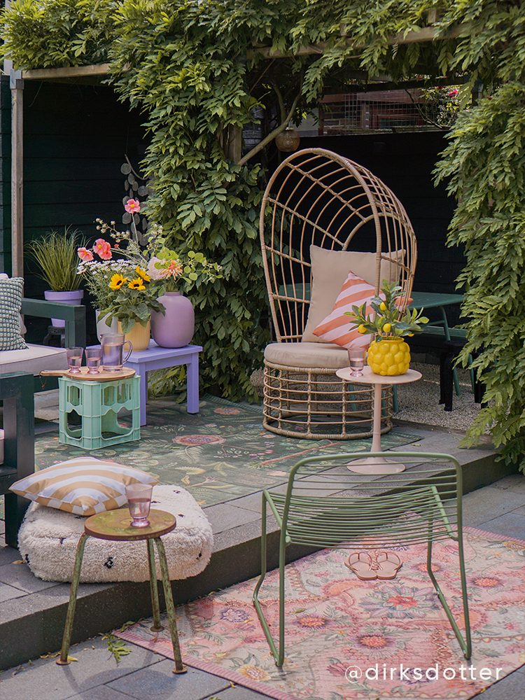 je tuin gezellig maken met accessoires spullen buitenvloerkleed vaas