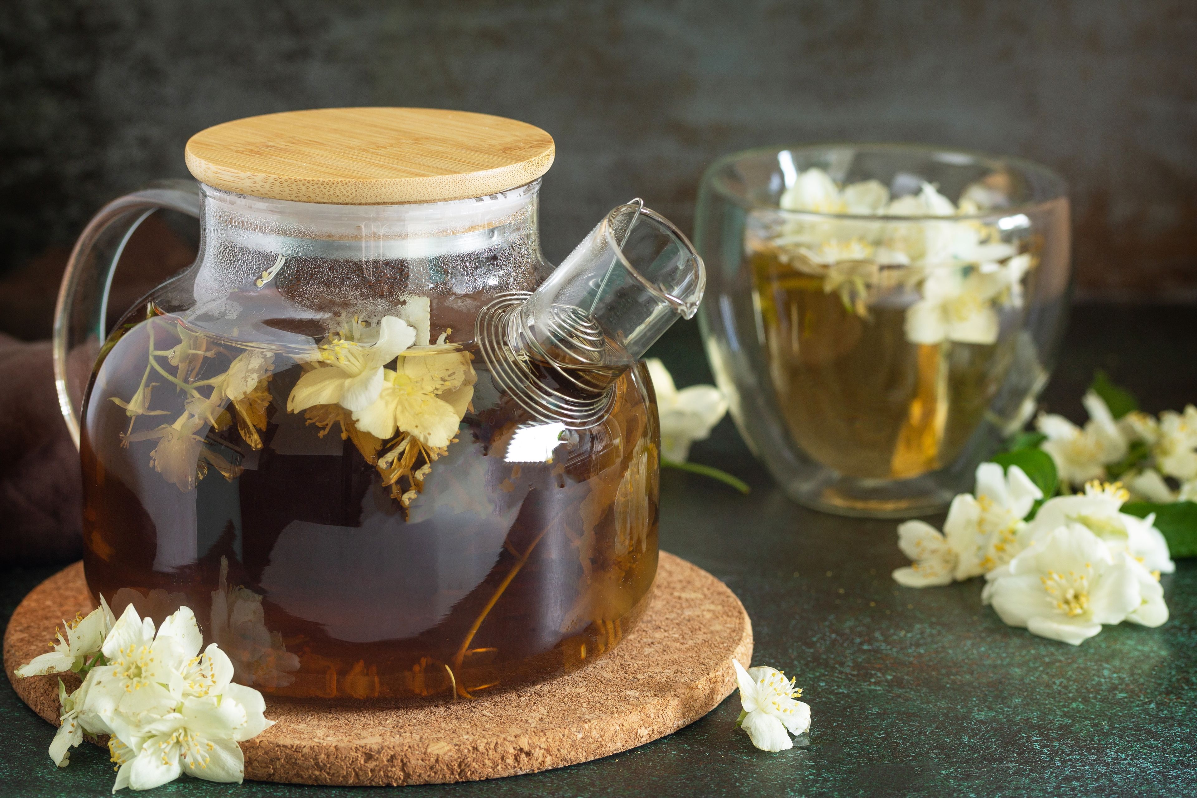 Tee mit Jasminblüten in Glaskanne