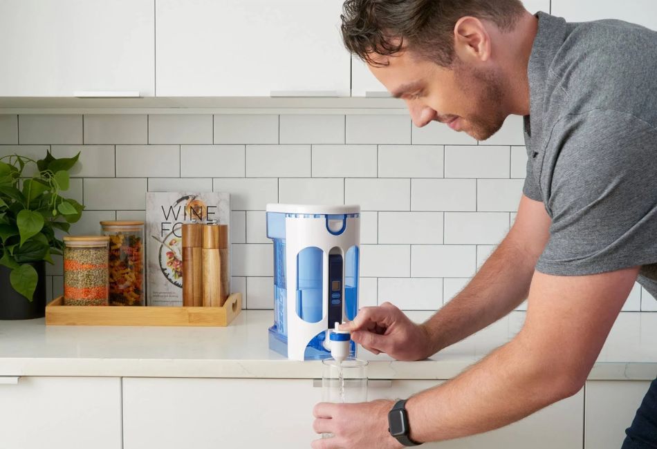 Sistem filtrant ZeroWater de 5.4l pe masa alaturi de fructe