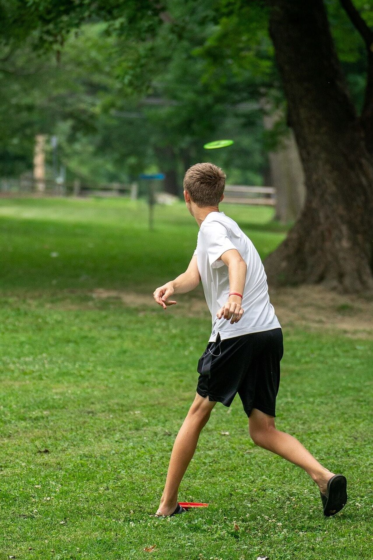 https://a.storyblok.com/f/163681/853x1280/6e758e64dd/frisbee-golf.jpg