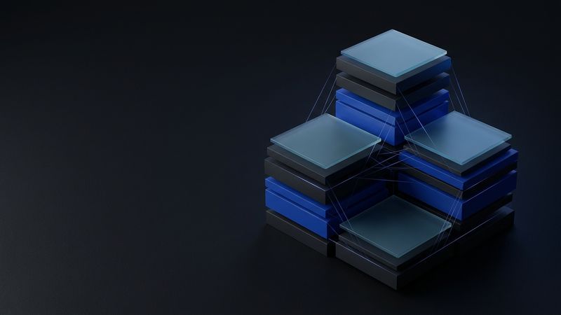Abstracte donkere editorial illustratie bij websitekosten: oplopende sculpturale cobaltblauwe segmenten met fijne verbindingslijnen die de opbouw van een websitebudget symboliseren.