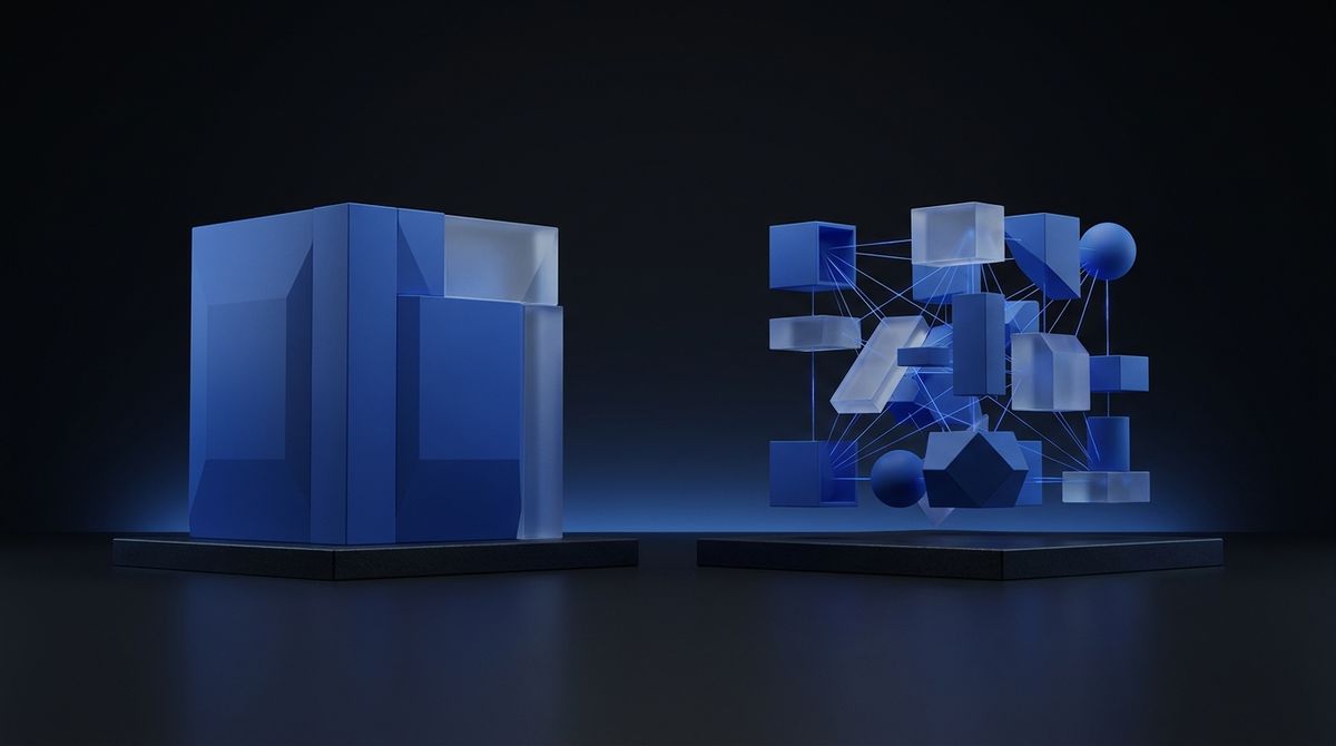 Twee abstracte sculpturen in donker cobaltblauw op een donker podium: links één massief monolitisch blok, rechts een modulaire structuur van losse componenten verbonden door dunne lichtende lijnen — de vergelijking tussen een klassiek en een headless CMS
