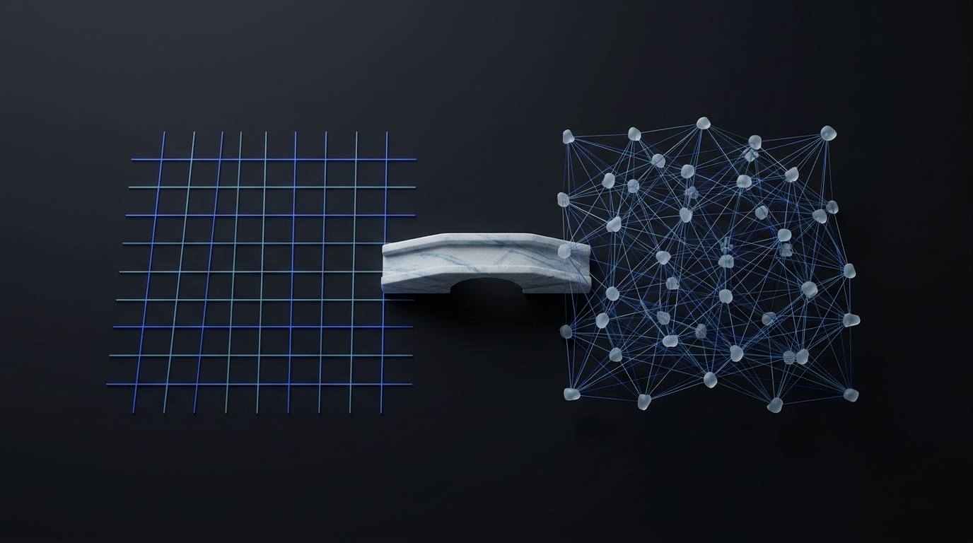 Astro versus Next.js: statisch raster versus applicatienetwerk Twee abstracte sculpturen op donkere achtergrond: links een strak statisch raster van dunne lichtende lijnen in cobalt, rechts een dicht geweven driedimensionaal netwerk van matglazen knopen, daartussen een lage marmeren brug — Astro's statische eenvoud versus Next.js' applicatiestructuur, met de klassieke stack als derde weg