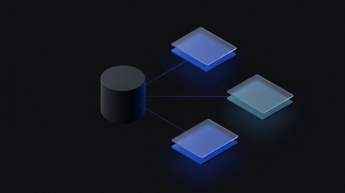 Abstract donker editorial beeld van één contentkern die via fijne lichtende lijnen drie losgekoppelde presentatielagen voedt — de architectuur van een headless CMS