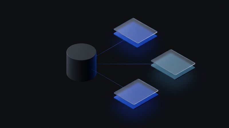 Abstract donker editorial beeld van één contentkern die via fijne lichtende lijnen drie losgekoppelde presentatielagen voedt — de architectuur van een headless CMS
