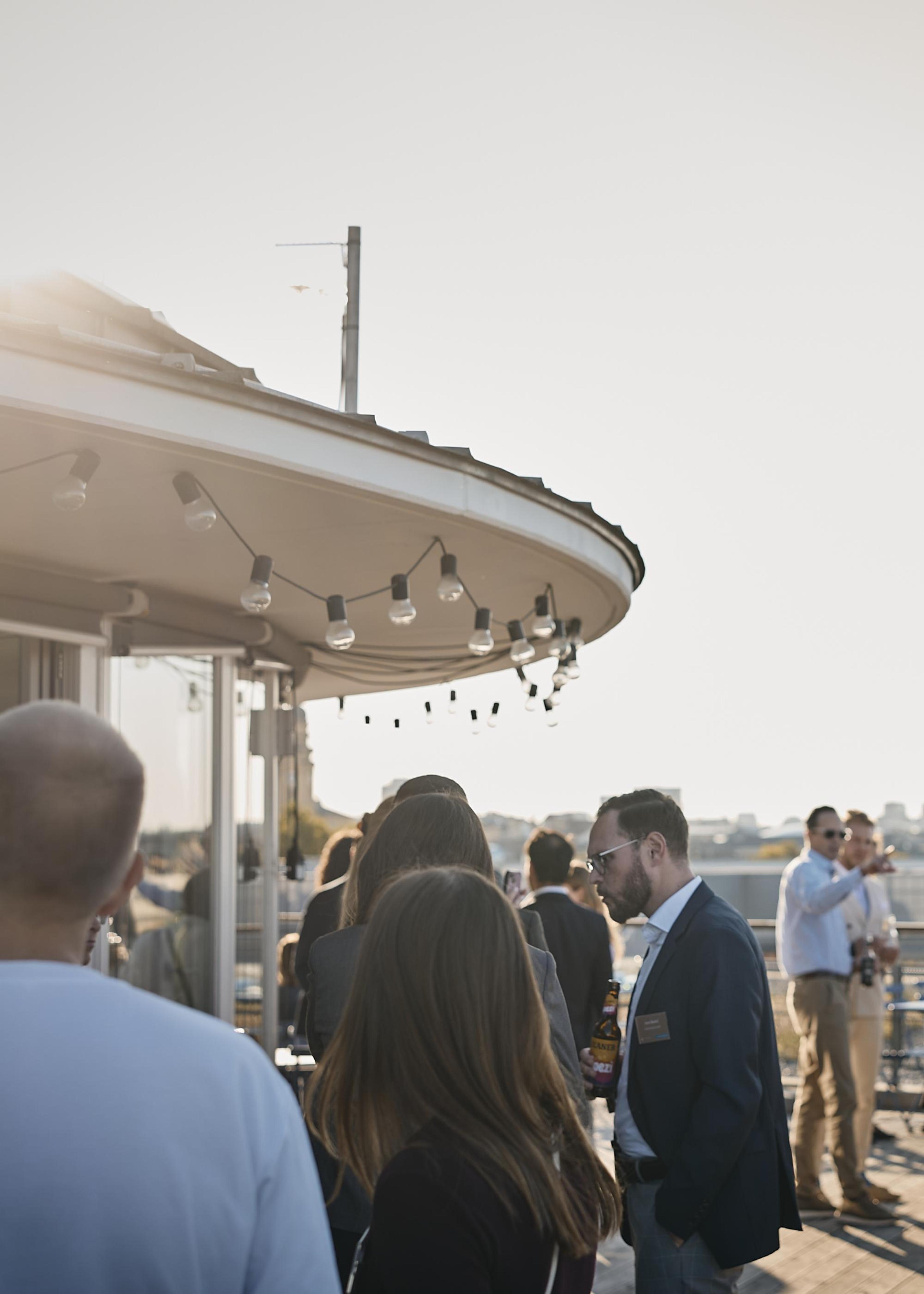 Gäste auf der Dachterrasse des siebten Connecting Day