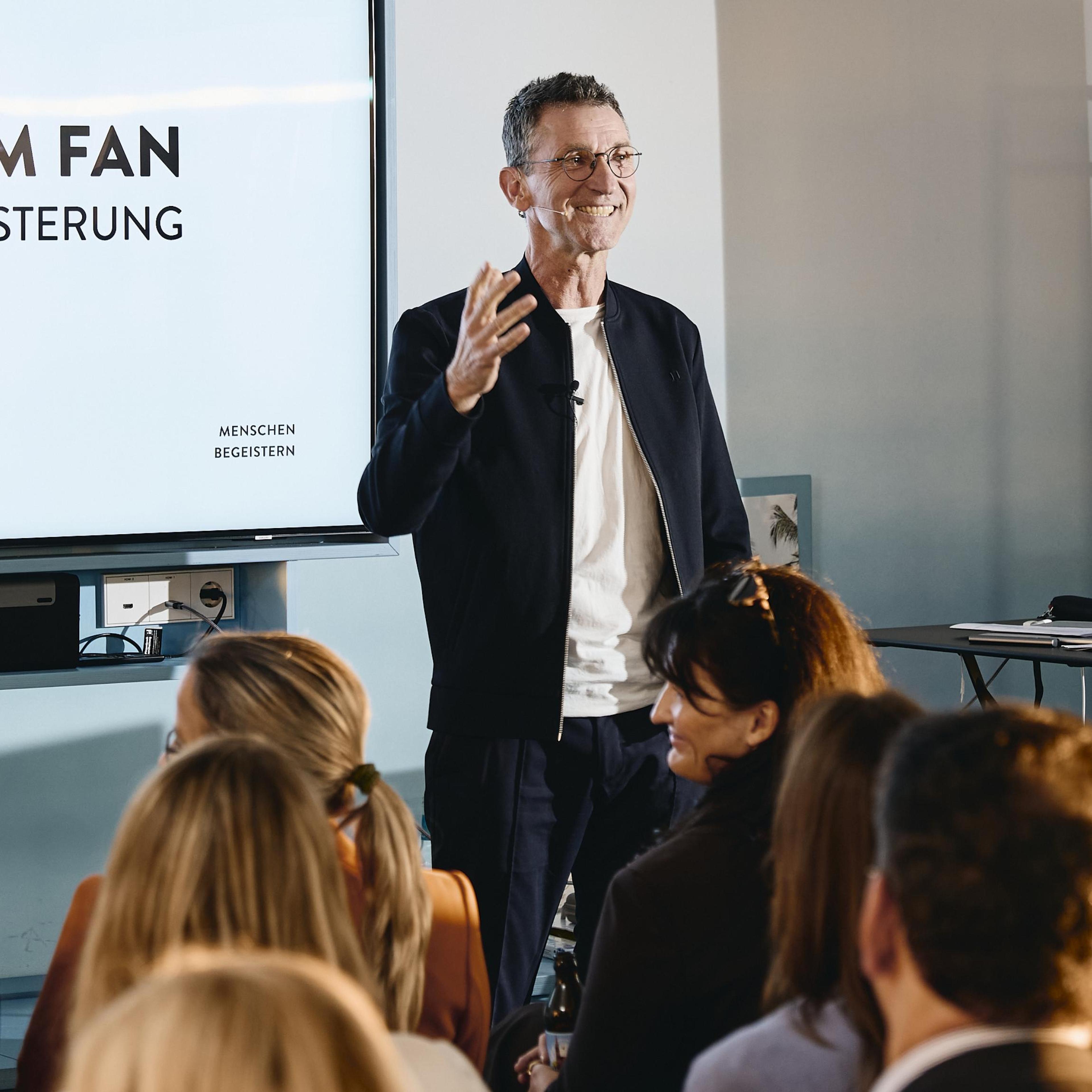 Paul Johannes Baumgartner spricht beim Vortrag „Vom Kunden zum Fan – Das Geheimnis der Begeisterung“ 