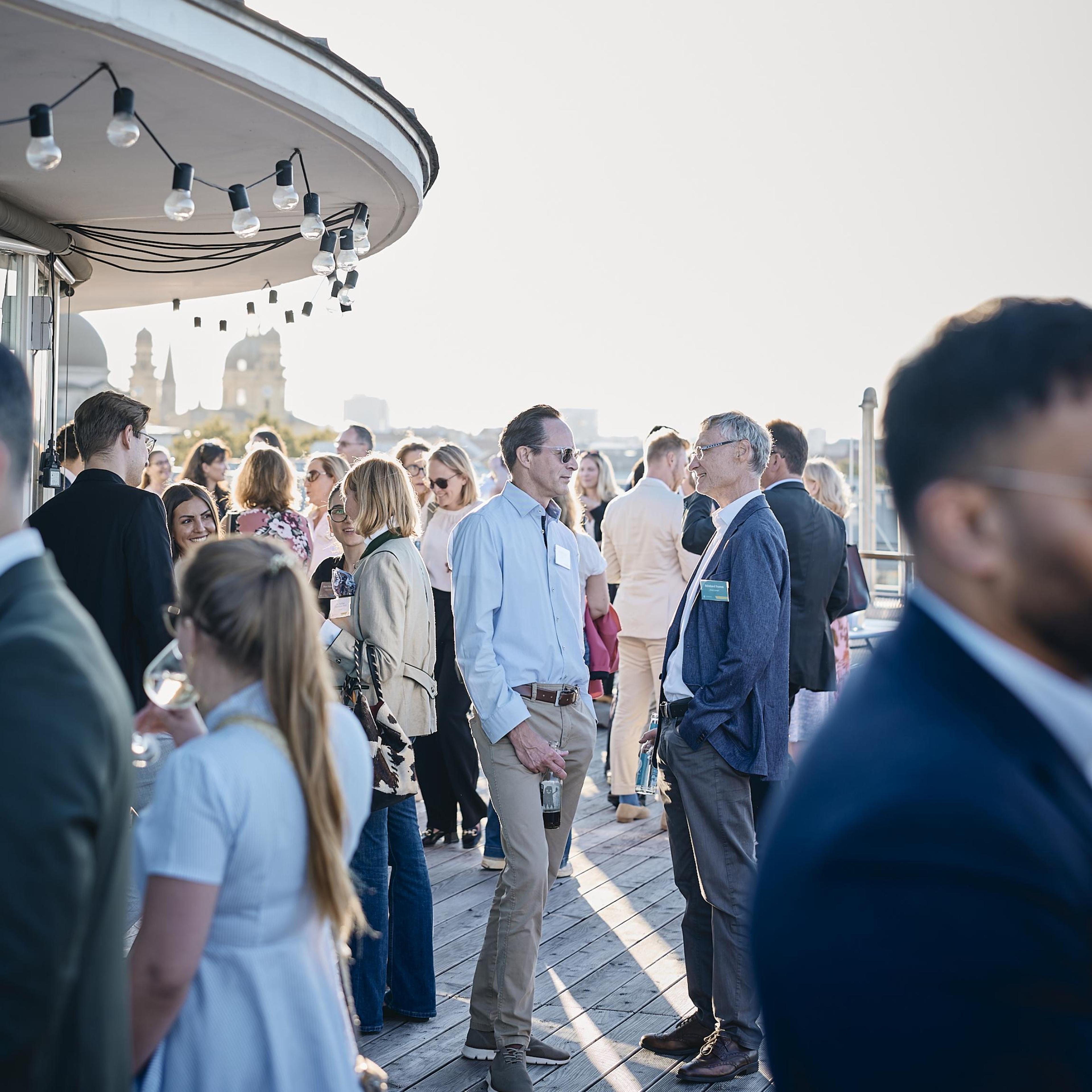 Gäste beim Networking auf der Terrasse des siebten Connecting Day