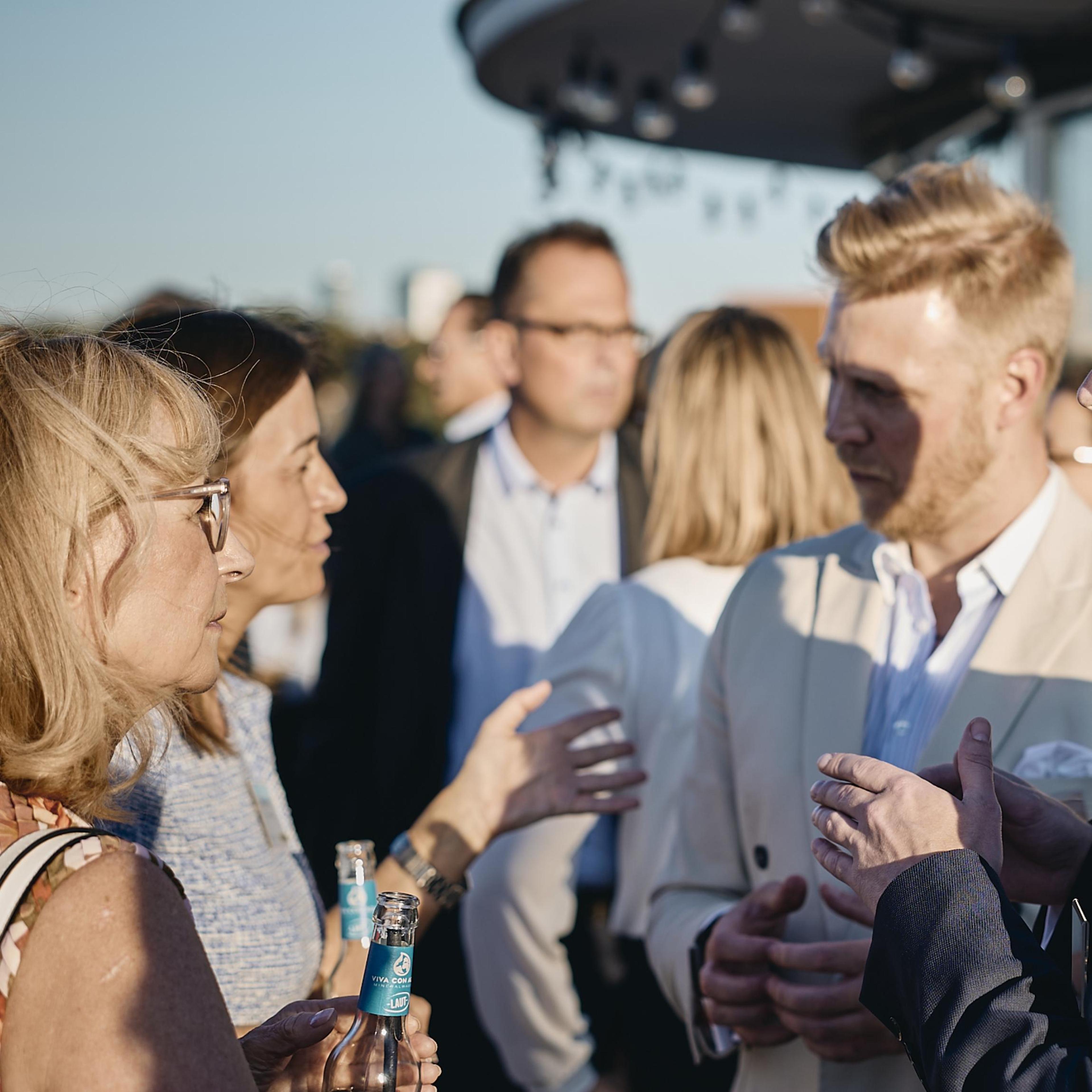 Networking auf der Dachterrasse beim Connecting Day des Personaldienstleisters K-Recruiting