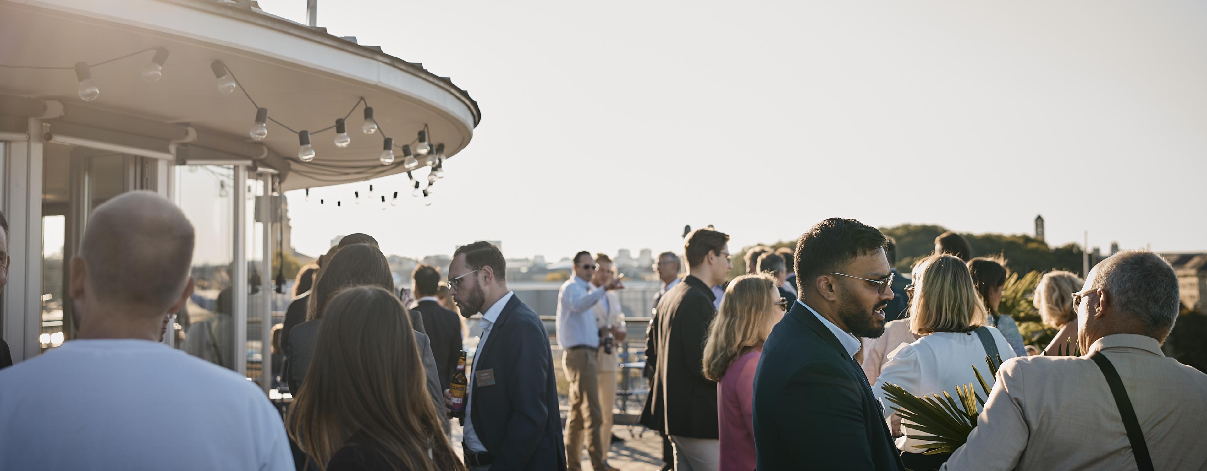 Gäste auf der Dachterrasse des siebten Connecting Day