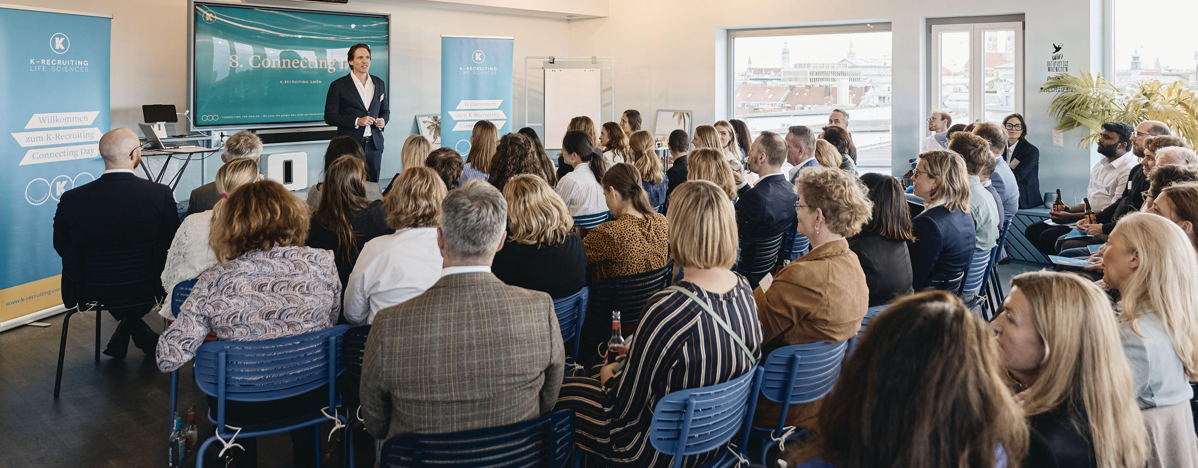 Gäste auf der Dachterrasse des siebten Connecting Day