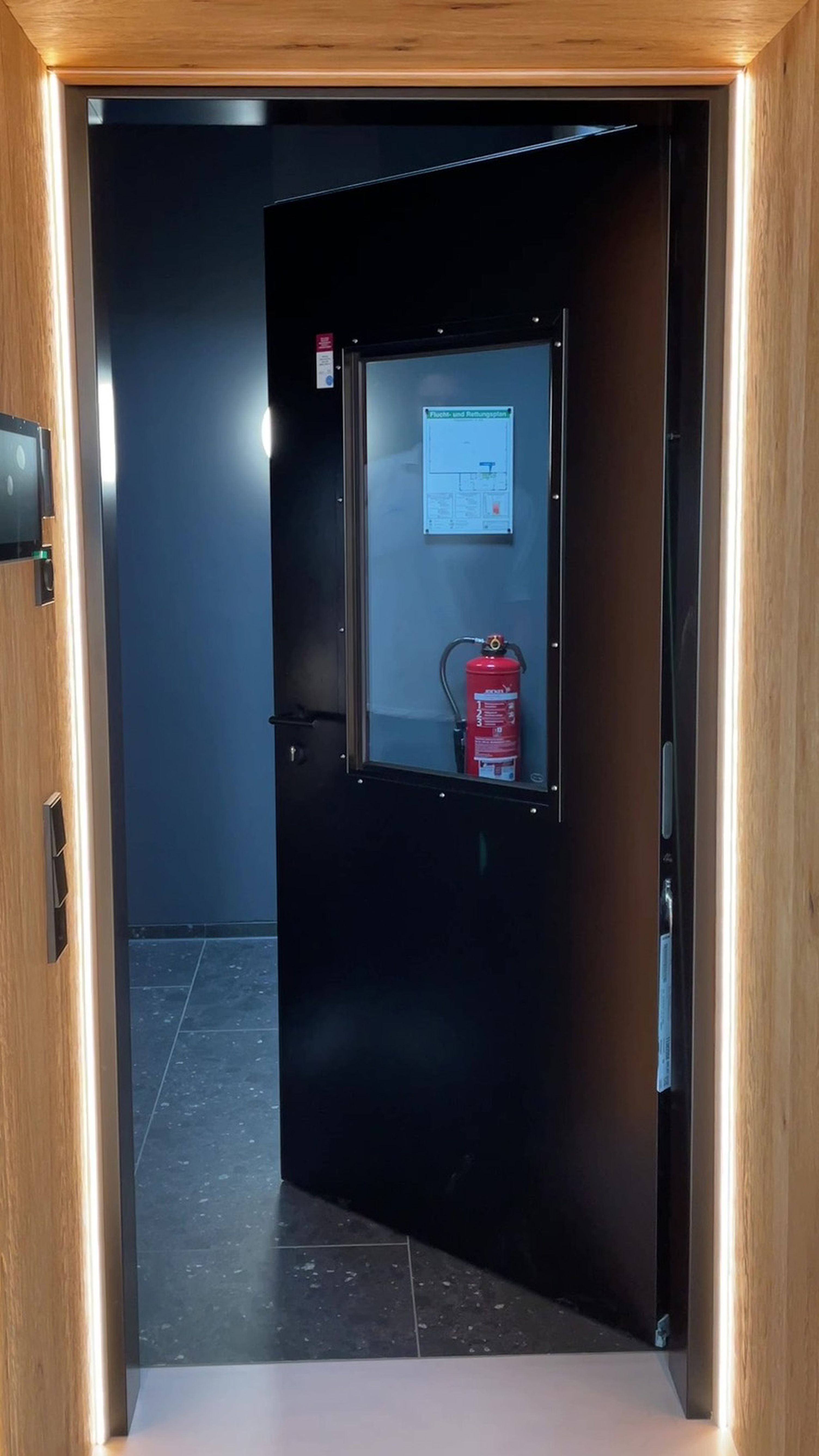 Brandschutztür bei der Holzhaus Fabrik Brandschutztür bei der Holzhaus Fabrik
