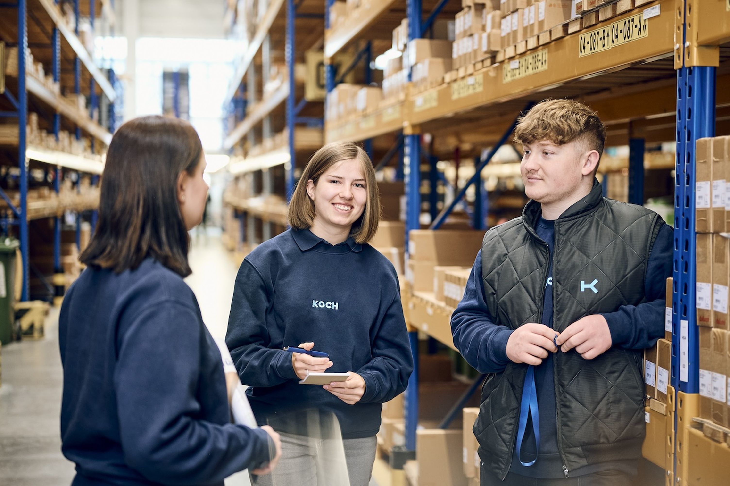 Auszubildende im Lager im Gespräch