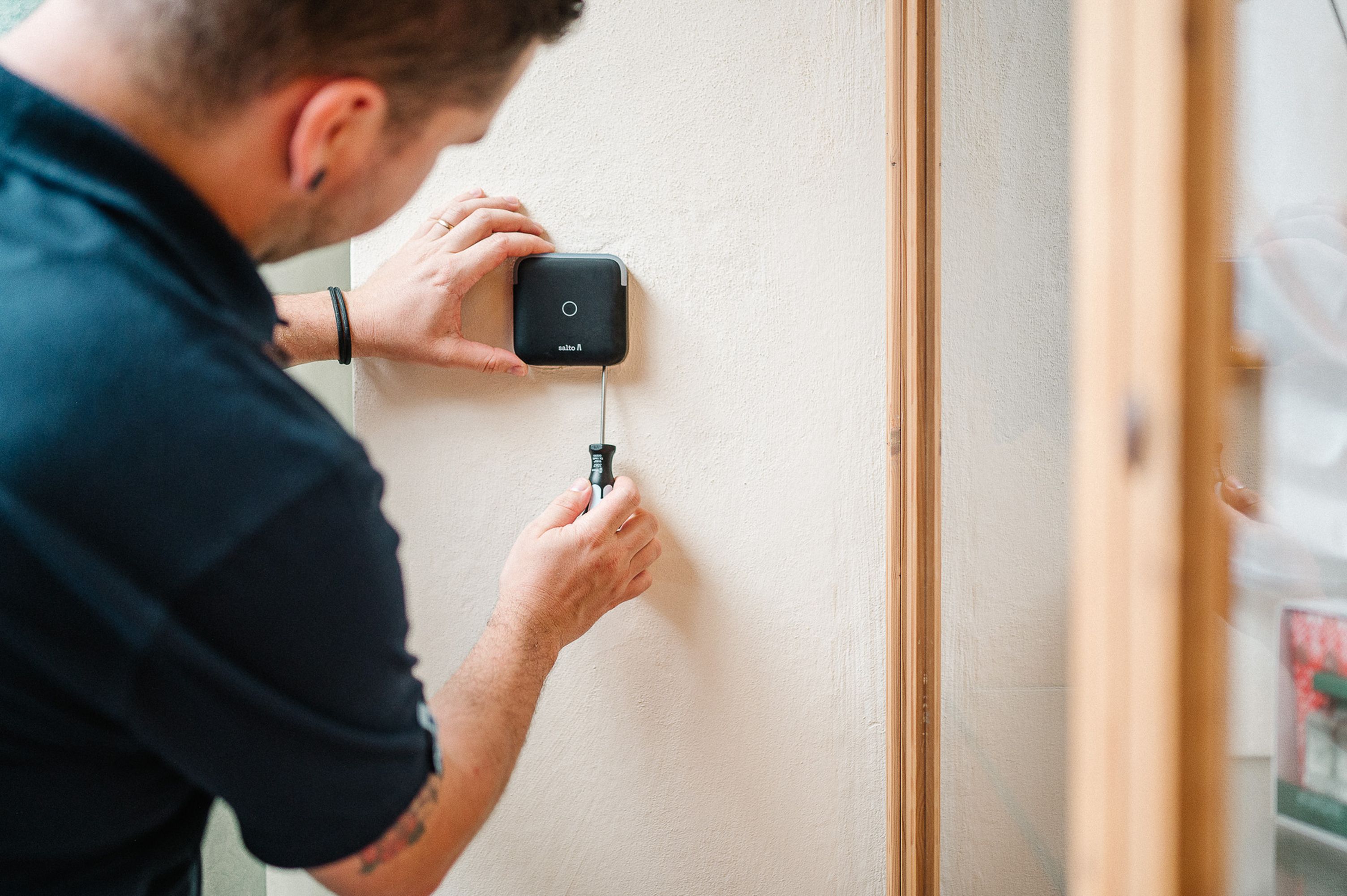 KOCH-Referenz: Servicetechniker montiert Salto-Wandleser KOCH-Referenz: Servicetechniker montiert Salto-Wandleser