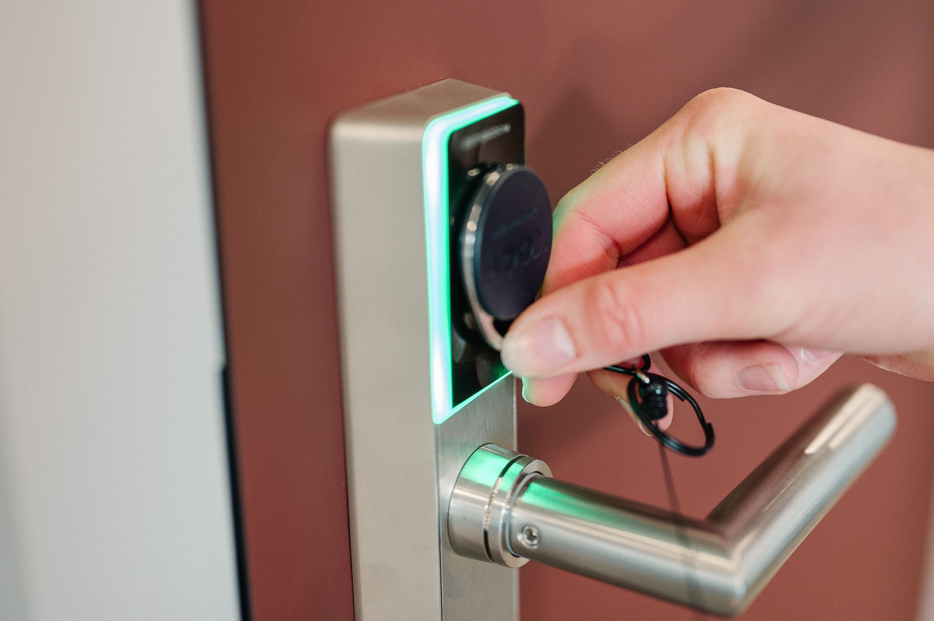 Zutrittssystem mit Transponder im KOCH-Showroom