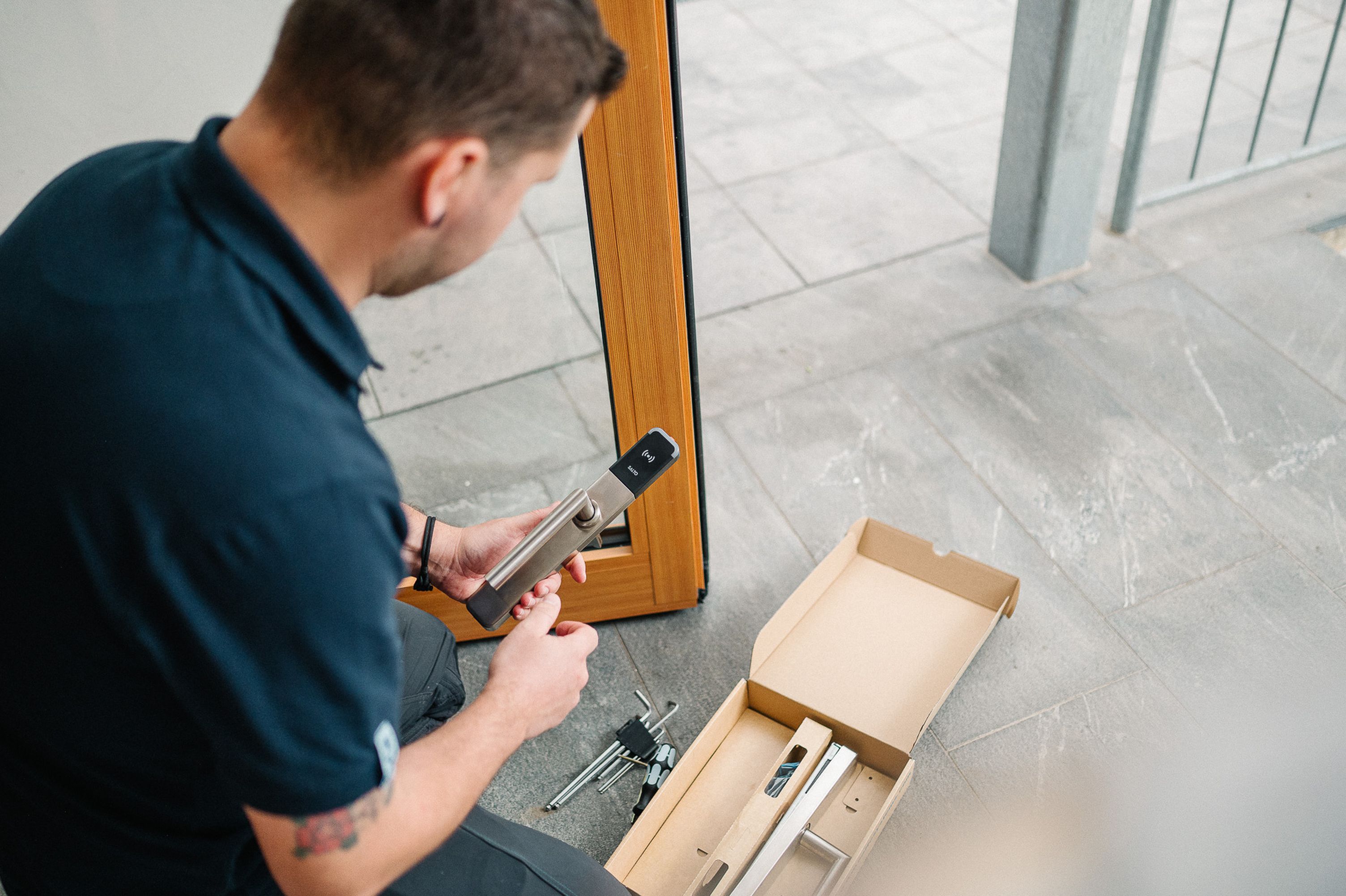 KOCH-Referenz: Servicetechniker montiert Salto-Beschlag KOCH-Referenz: Servicetechniker montiert Salto-Beschlag