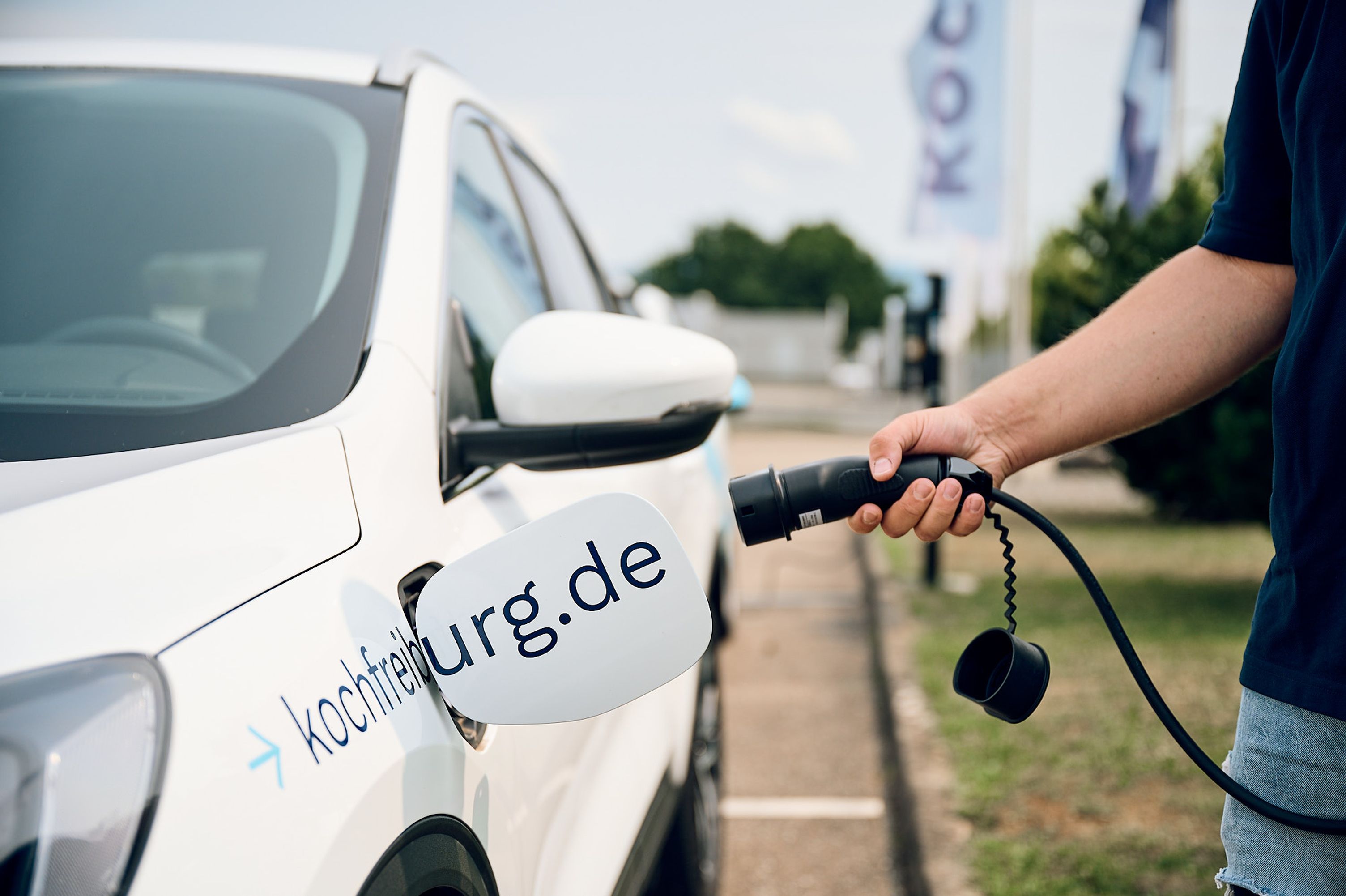 KOCH-Auto an E-Ladesäule KOCH-Auto an E-Ladesäule