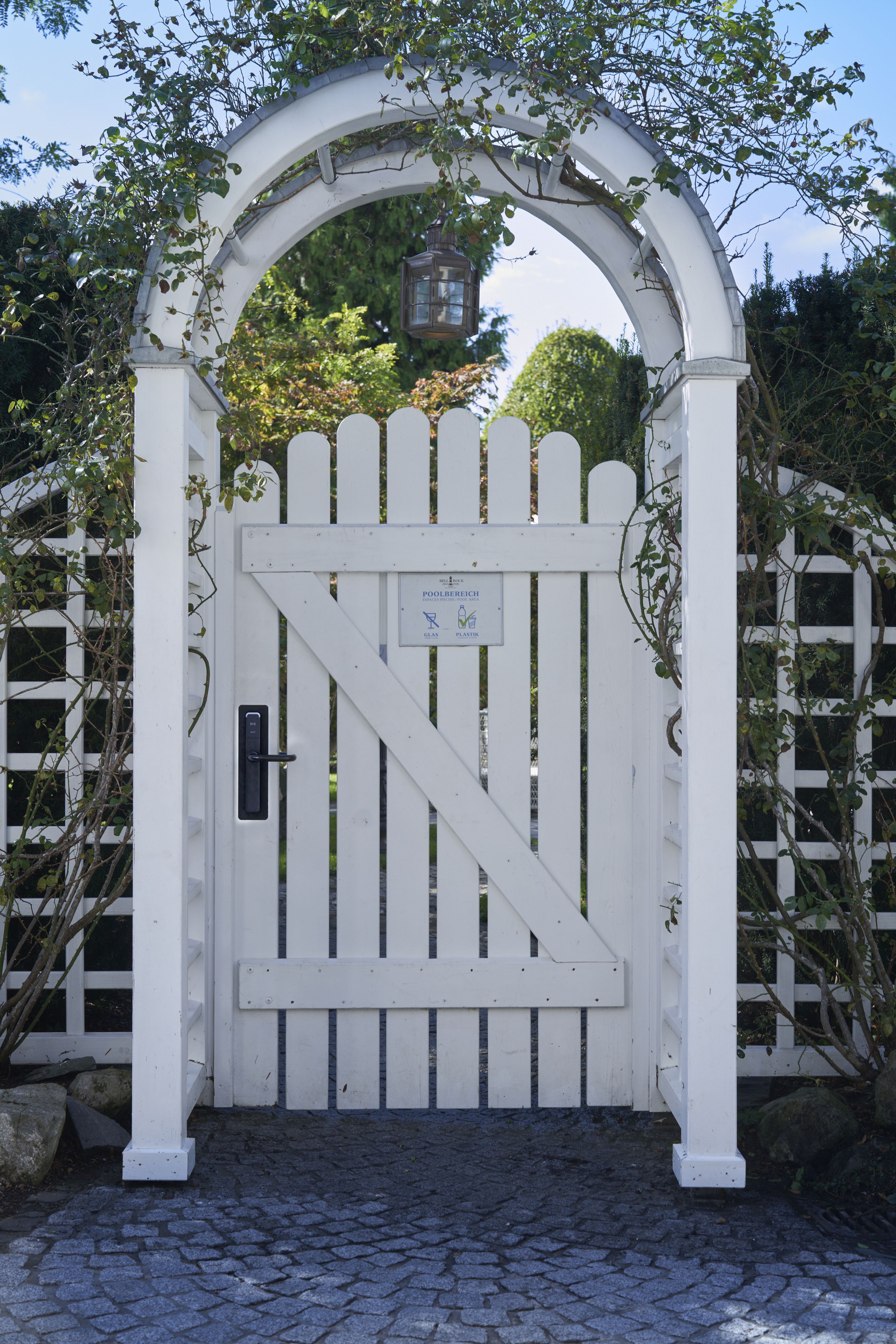 KOCH-Referenz: Zugang zum Poolbereich im Bellrock des Europa-Park Erlebnis-Resort