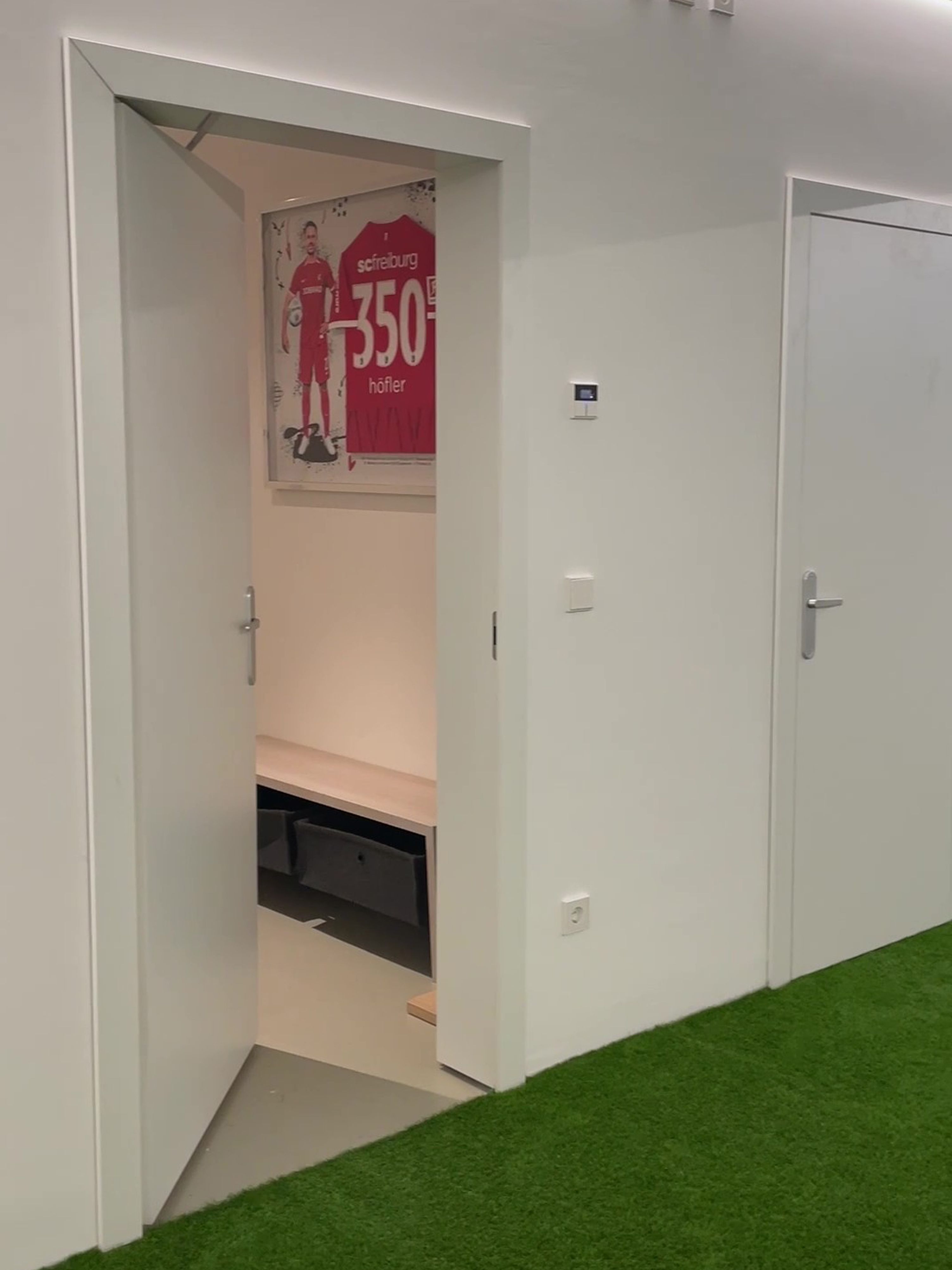 Weiße Türen im Fußballzimmer, Privathaus Freiburg Weiße Türen im Fußballzimmer, Privathaus Freiburg