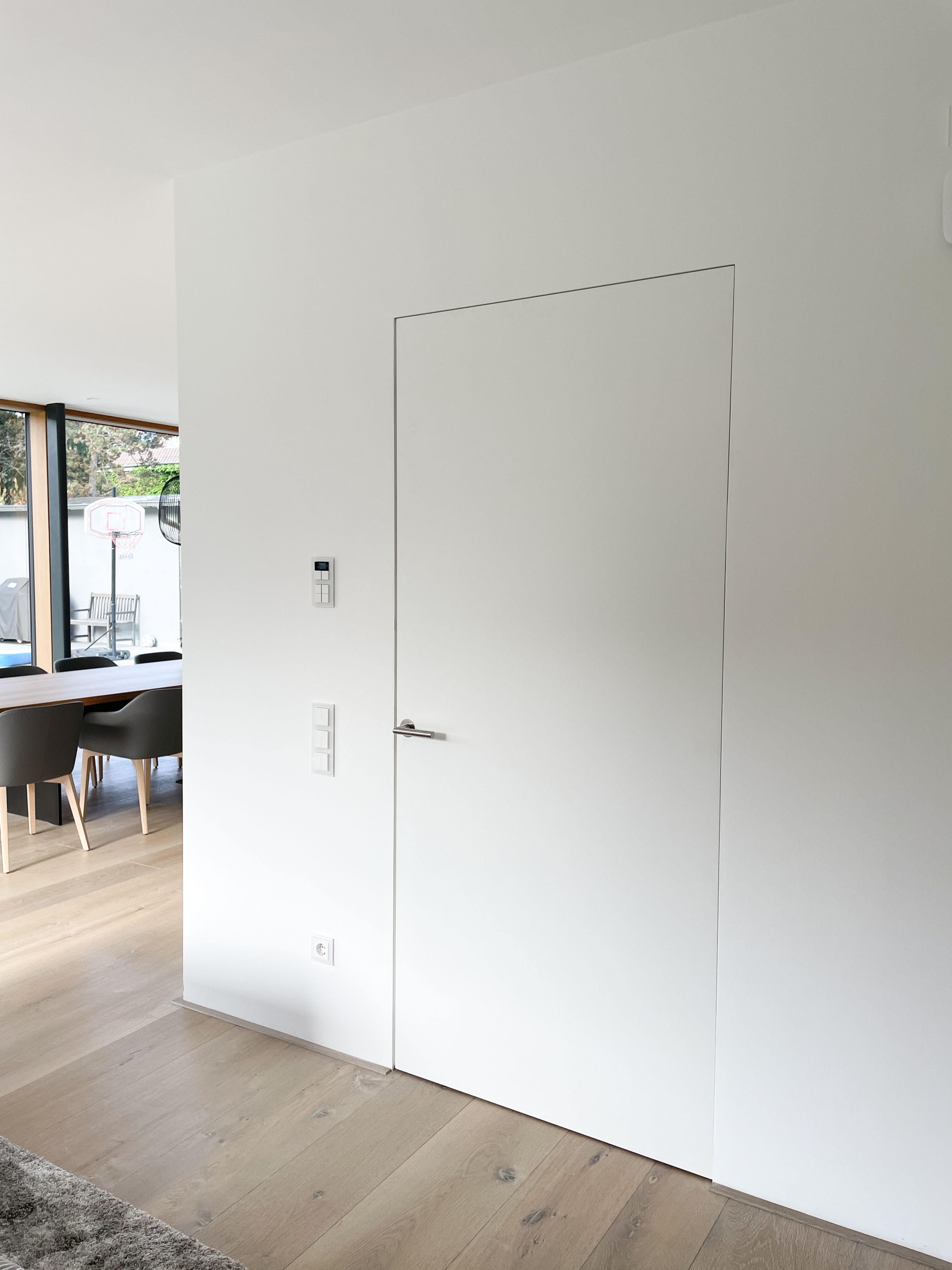 Weiße Türen im Wohnzimmer bei Familie Chrobok / Höfler Weiße Türen im Wohnzimmer bei Familie Chrobok / Höfler