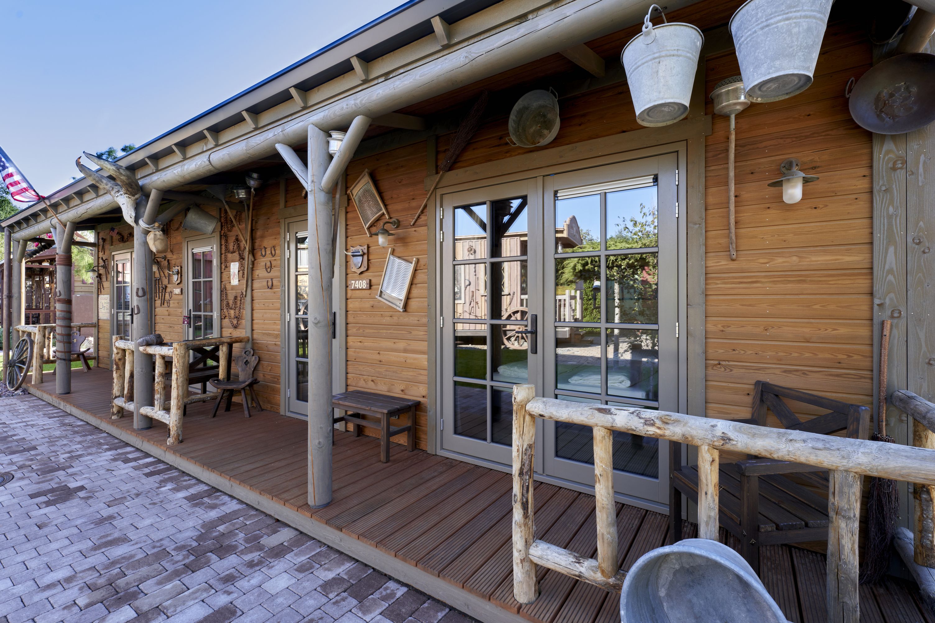 KOCH-Referenz: Westernhütte im Europa-Park Erlebnis-Resort von außen